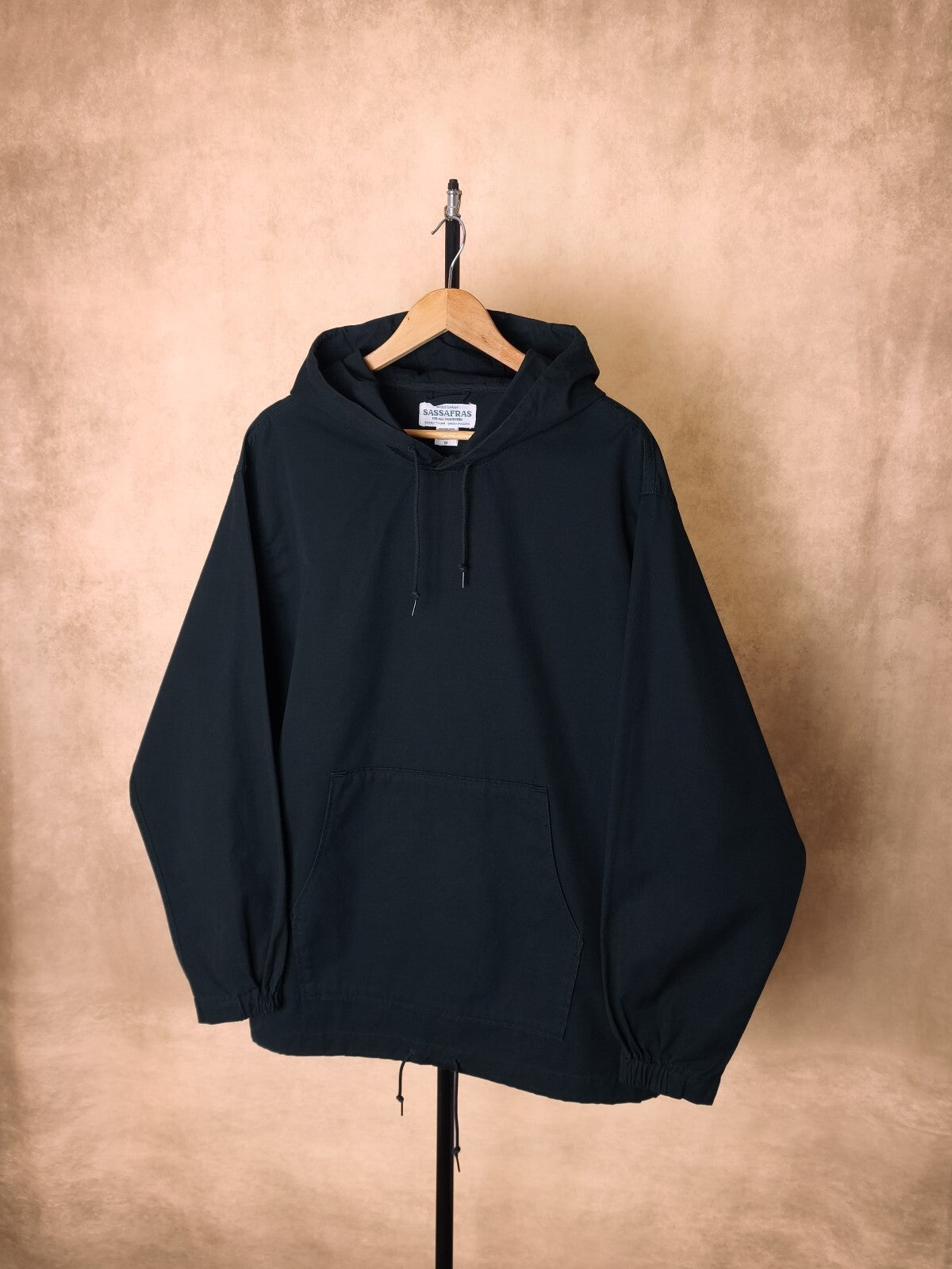 SASSAFRAS Men's Made in Japan Black Cotton Gardener Bud Smock